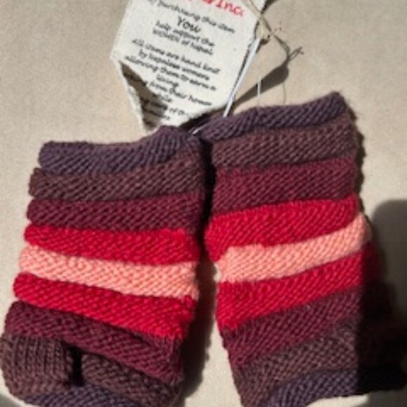 BRAND NEW MITTENS WITH THUMB FINGER - NIRVANA DESIGNS WITH TAG - Picture 2 of 5